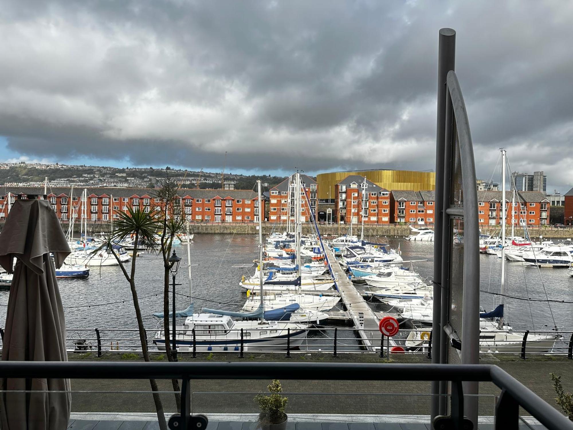 Water Front Apt Walk To The Beach & City Centre Swansea Zewnętrze zdjęcie