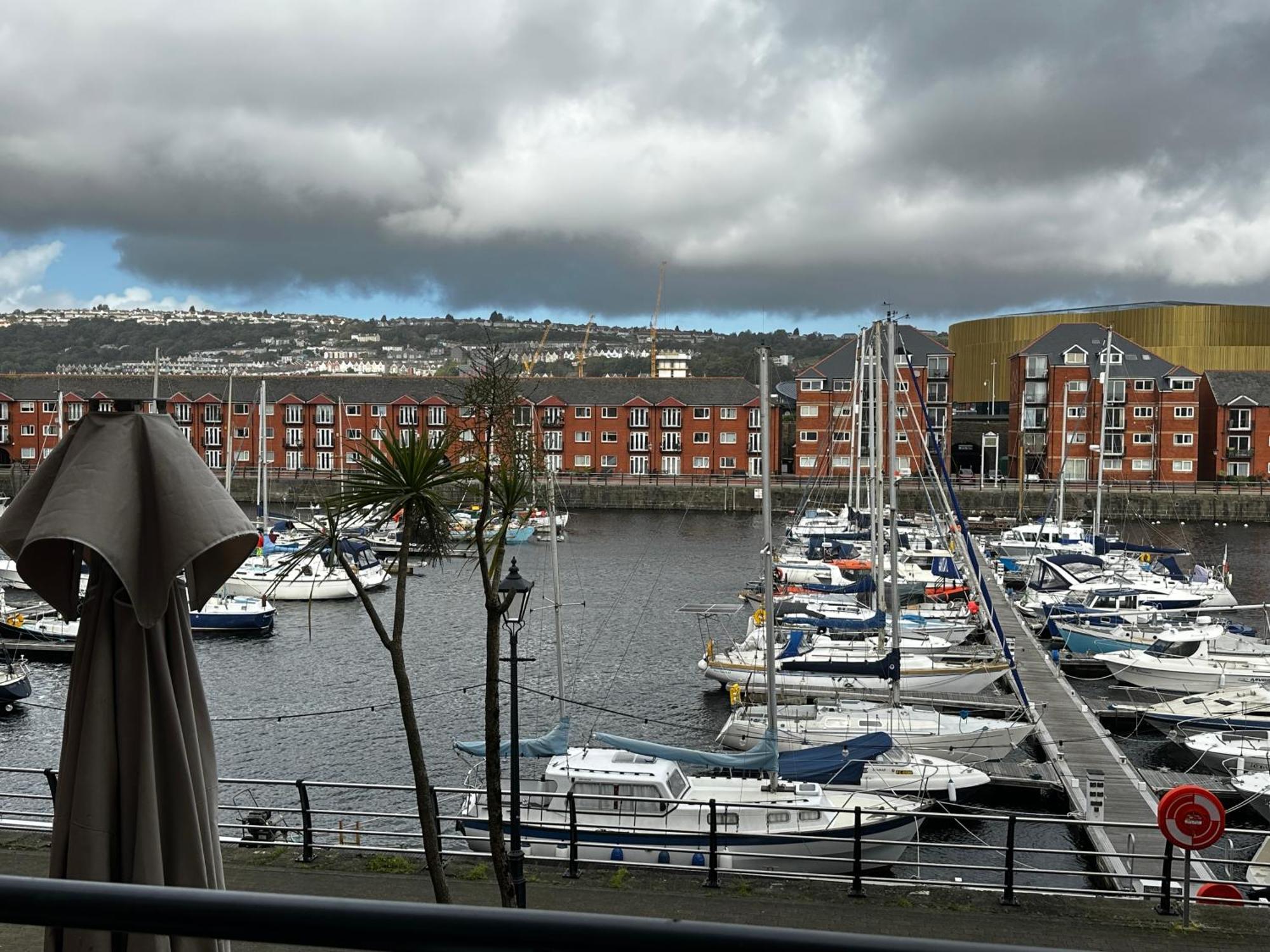 Water Front Apt Walk To The Beach & City Centre Swansea Zewnętrze zdjęcie